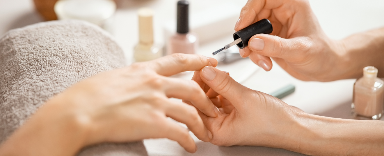 Vernis Classique – Beauté des Ongles &amp; Élégance Naturelle